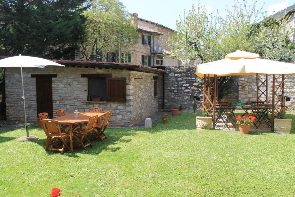 Residenza Le Logge Bed and Breakfast Gubbio Exteriör bild